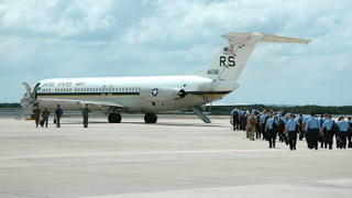 Illustration for article titled The US Navy Finally Retires The C-9B Skytrain II After 41 Years